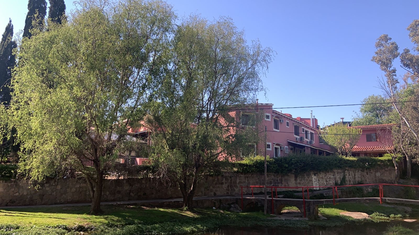 arroyo tanti hotel detras